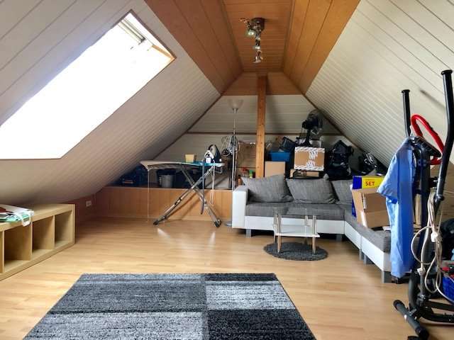 2 Etagen, Einbauk&uuml;che, Balkon, PKW-Stellplatz - was will man mehr ?